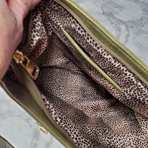 High Quality Pebbled Vegan Leather Purse - Picture 9 of 15